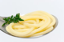 Spaghetti Nudeln auf einem Löffel verziert mit Rosmarin von Tatjana Walter