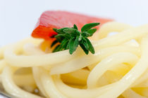 Spaghetti Nudeln verziert mit Tomate und Rosmarin von Tatjana Walter