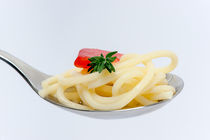 Spaghetti Nudeln auf einem Löffel verziert mit Tomate und Rosmarin von Tatjana Walter