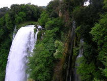 Waterfall in forest in Italy von esperanto