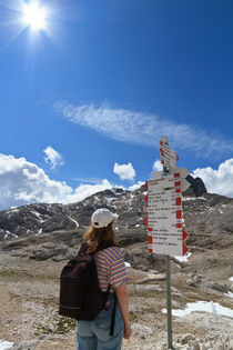 hiker and directions von Antonio Scarpi