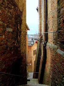 Tight alleyway in old town  von esperanto