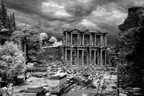 The Library- Ephesus  von Liz Bugg