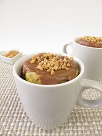 Mug Cake mit Schokoladenguss und Mandelkrokant von Heike Rau