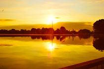 Sun Going Down Over Eaton Park Lake von Vincent J. Newman