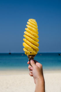 Ananas am Strand von Luigi Luca Genua