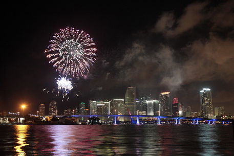 Miami-skyline-fireworks