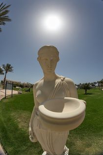 Griechische Skulptur mit Sonne von Mario Hommes