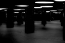 Dunkelheit zwischen den Säulen von Bastian  Kienitz