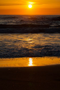 Beautiful beach at sunrise light von Arpad Radoczy