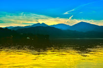 Traumhafter Sonnenuntergang am Lago d `Oro in Italien, Europa,  von Gina Koch