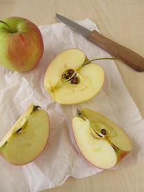 Angeschnittener Apfel mit Braunfärbung von Heike Rau