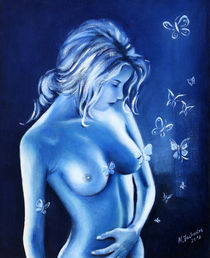 Weiblicher Akt in Blau mit Schmetterlingen von Marita Zacharias