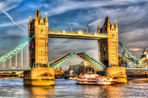 Tower Bridge and the Dixie Queen by David Pyatt
