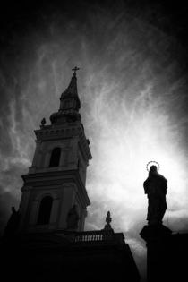 Kirche und Jesus Statue in Budapest by Matthias Hauser