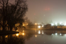 Häuser am Fluss im Nebel by gilidhor