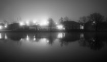 Häuser am Fluss im Nebel by gilidhor