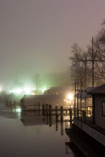 Häuser am Fluss im Nebel von gilidhor