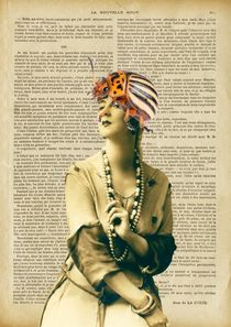 Vintage dictionary poster, "Woman with beetle hat" von Gloria Sánchez