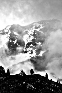 Berg im Nebel by Helge Reinke