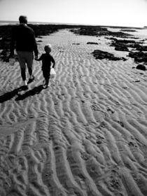 Vater mit Sohn am Strand von Sarah Katharina Kayß