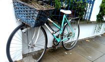 Fahrrad altes Hollandrad am Geländer Hauswand Zaun von Sarah Katharina Kayß