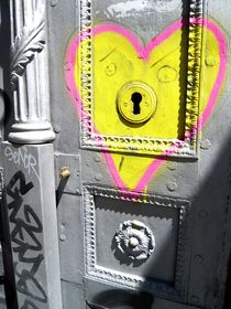 Haustür mit Herz-Grafitti in Spanien und Schlüsselloch key hole by Sarah Katharina Kayß