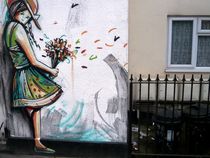 Blumen-Mädchen auf Hauswand - beautiful girl with flowers on wall in London by Sarah Katharina Kayß