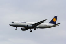 Lufthansa Airbus A320 by David Pyatt