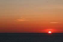 Sun setting into the atlantic ocean von Chris Warham