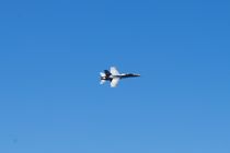 CF-18 flying, 2015 von Caitlin McGee