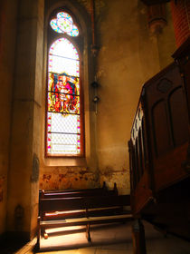 Kirchenfenster und Treppe zum Altar von Eva Dust