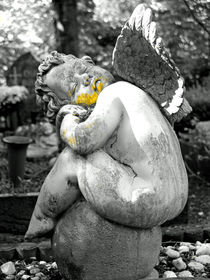 Der Engel aus Stein durch den Gelbfilter by Eva Dust