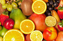 Fruchtiger Hintergrund aus reifen Obst und Früchten by Thomas Klee