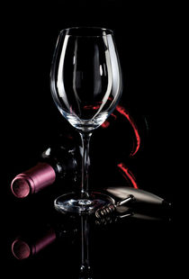 Flasche Wein auf Schwarz - Bottle of wine on black von Thomas Klee