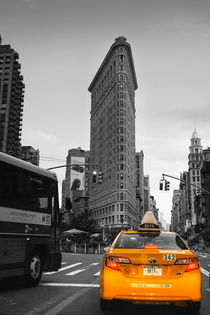 New York, Flatiron Building, Taxi by Fabienne Dittmers