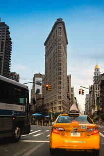 New York, Flatiron Building, Taxi by Fabienne Dittmers