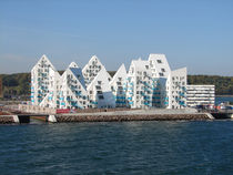 moderne Häuser am Ufer by Eva Dust