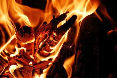 Blazing-fire-fireplace-open-fire-in-the-yard