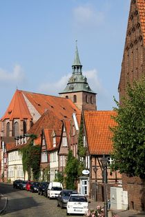 Blick durch die Lüneburger Altstadt auf die St. Michaelis - Kirche von Anja  Bagunk