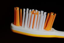 Zahnbürste in weiß und orange von Gisela Peter