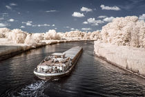 Schiff auf Kanal in infrarot von flylens