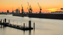 Sonnenaufgang im Hamburger Hafen von Dennis Südkamp