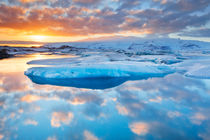 Icebergs in Jökulsárlón glacier lake at sunset von Sara Winter