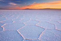 Salt flat Salar de Uyuni in Bolivia at sunrise von Sara Winter