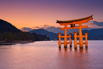 Miyajima torii gate near Hiroshima, Japan at sunset von Sara Winter