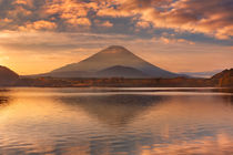 Mount Fuji and Lake Shoji in Japan at sunrise von Sara Winter