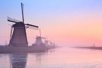 Traditional Dutch windmills at sunrise in winter at the Kinderdijk von Sara Winter