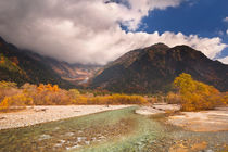 Azusa River and Autumn colours in Kamikochi, Japan von Sara Winter
