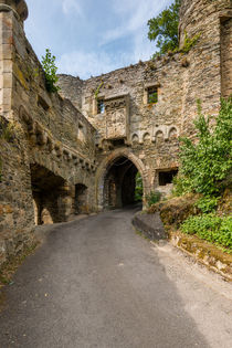 Schloss Dhaun-inneres Tor by Erhard Hess